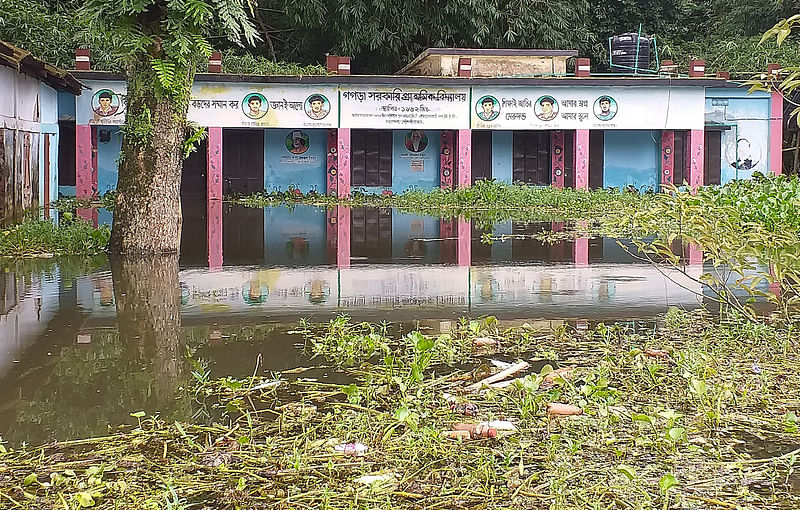 বন্যাকবলিত মৌলভীবাজারের বড়লেখার গগড়া সরকারি প্রাথমিক বিদ্যালয়